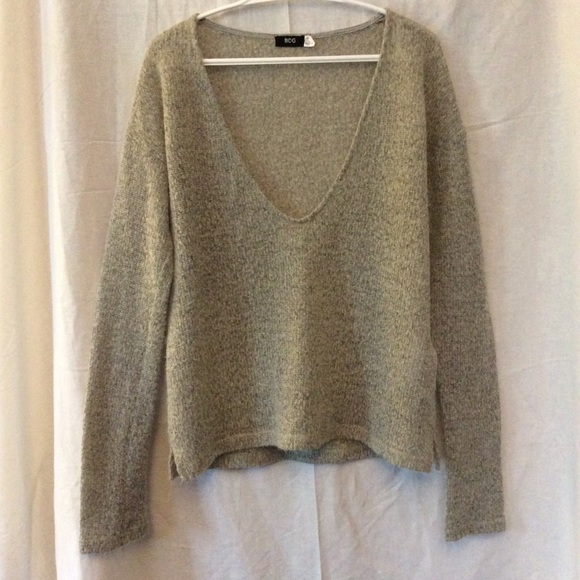 Lose v-neck gray sweater (shirt only) - Picture 2 of 3